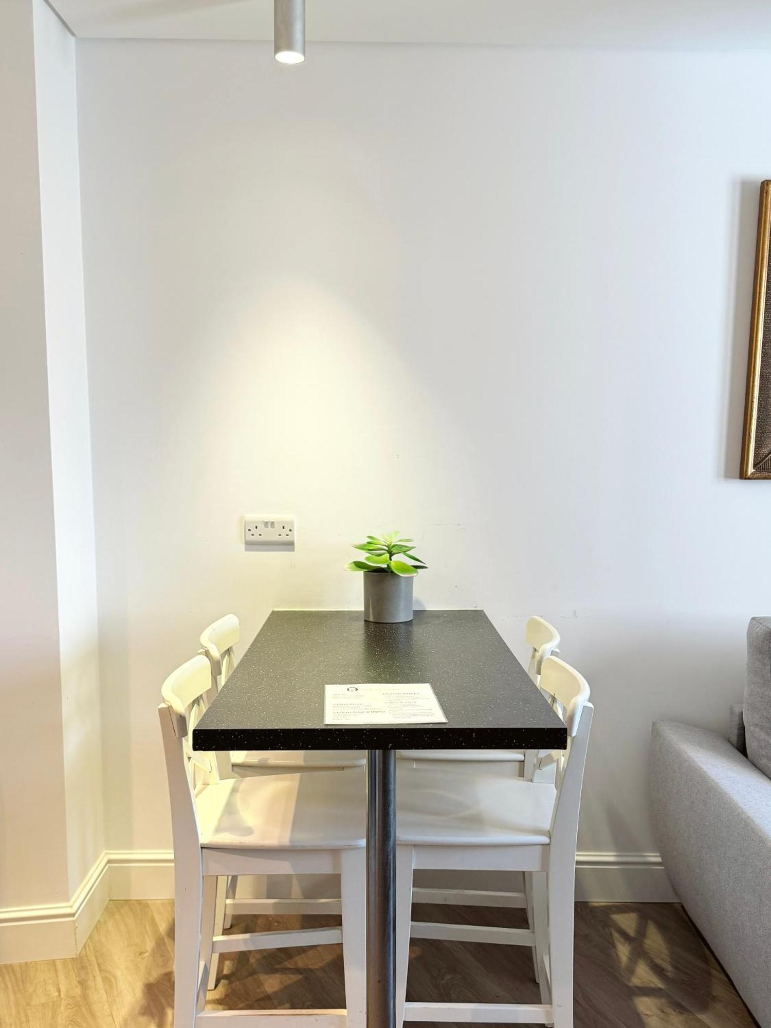 Deluxe City Centre Two Bedroom - Grand Central House Gibraltar Bagian luar foto