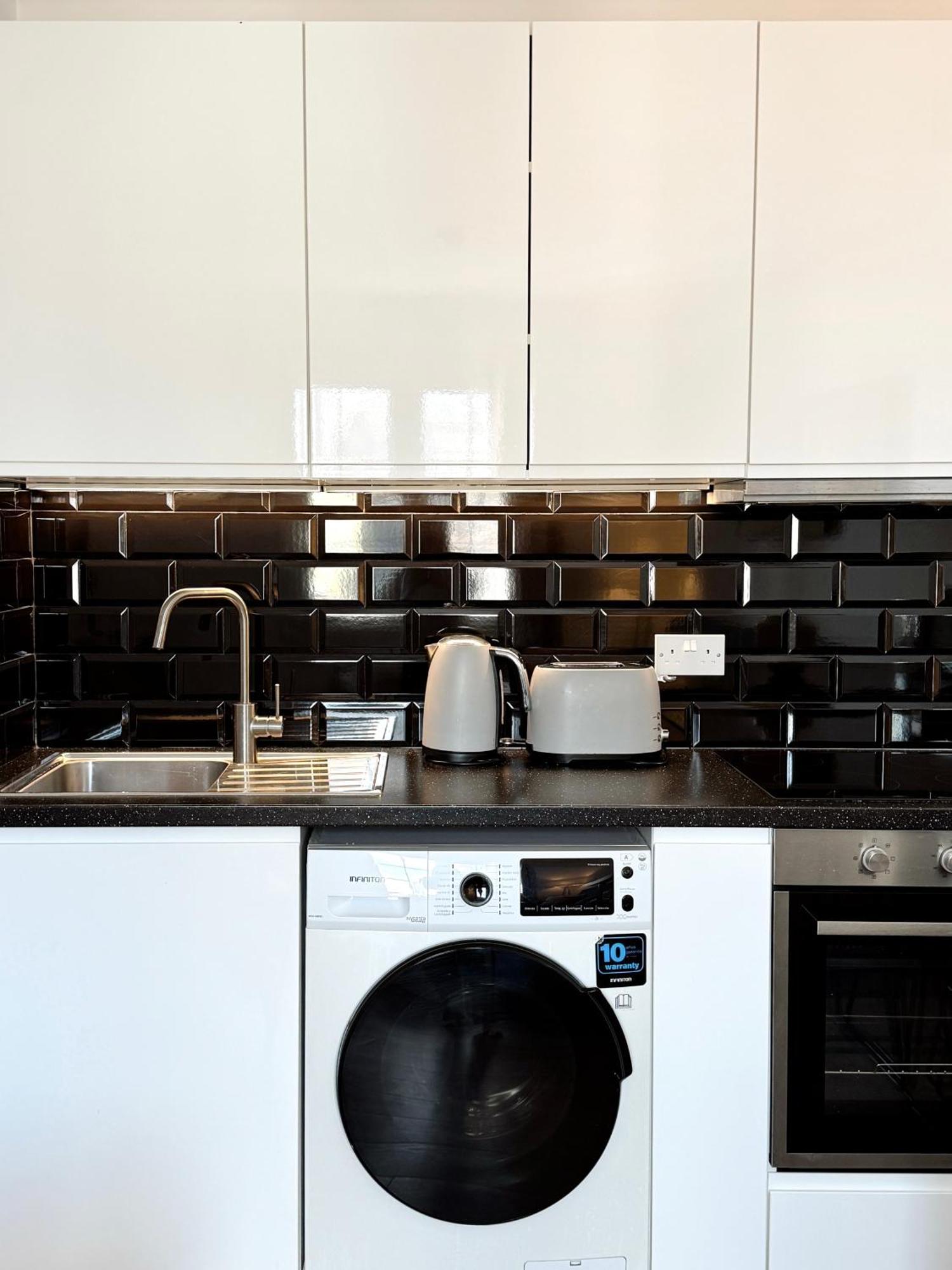 Deluxe City Centre Two Bedroom - Grand Central House Gibraltar Bagian luar foto