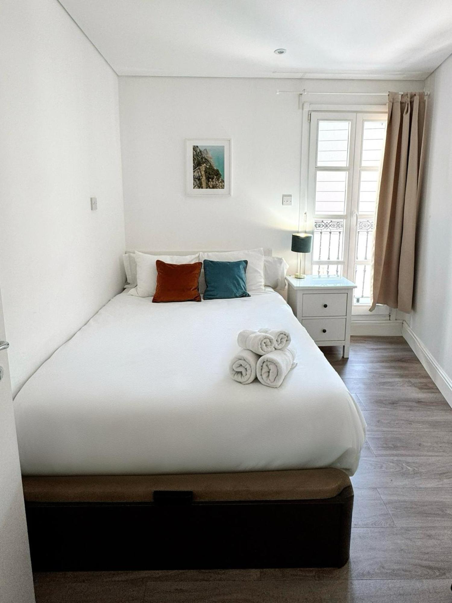 Deluxe City Centre Two Bedroom - Grand Central House Gibraltar Bagian luar foto