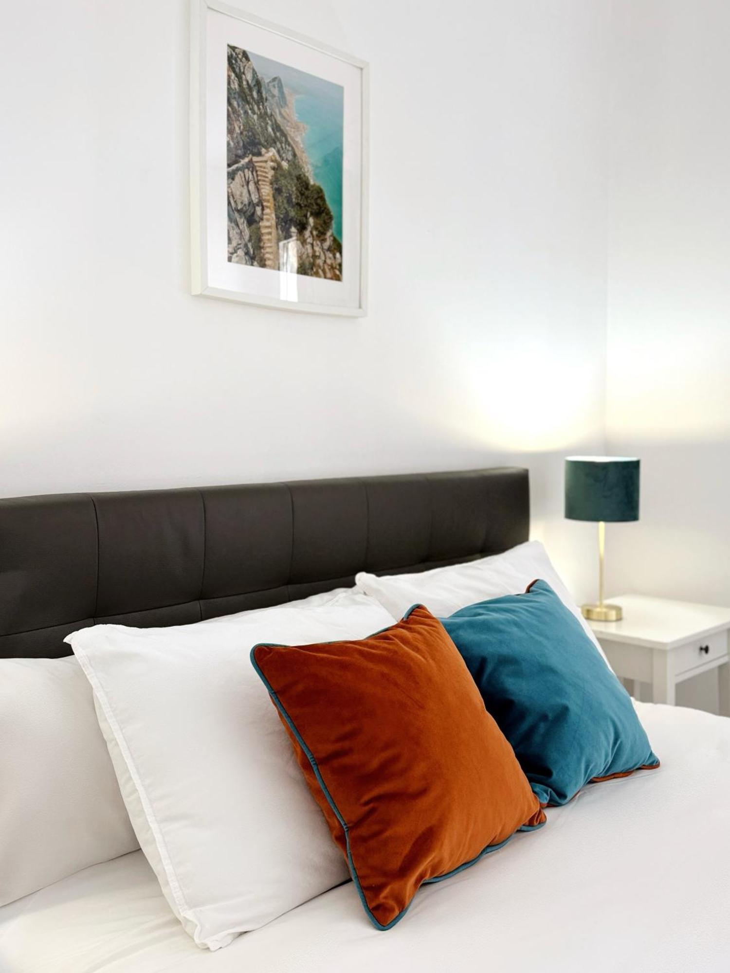 Deluxe City Centre Two Bedroom - Grand Central House Gibraltar Bagian luar foto